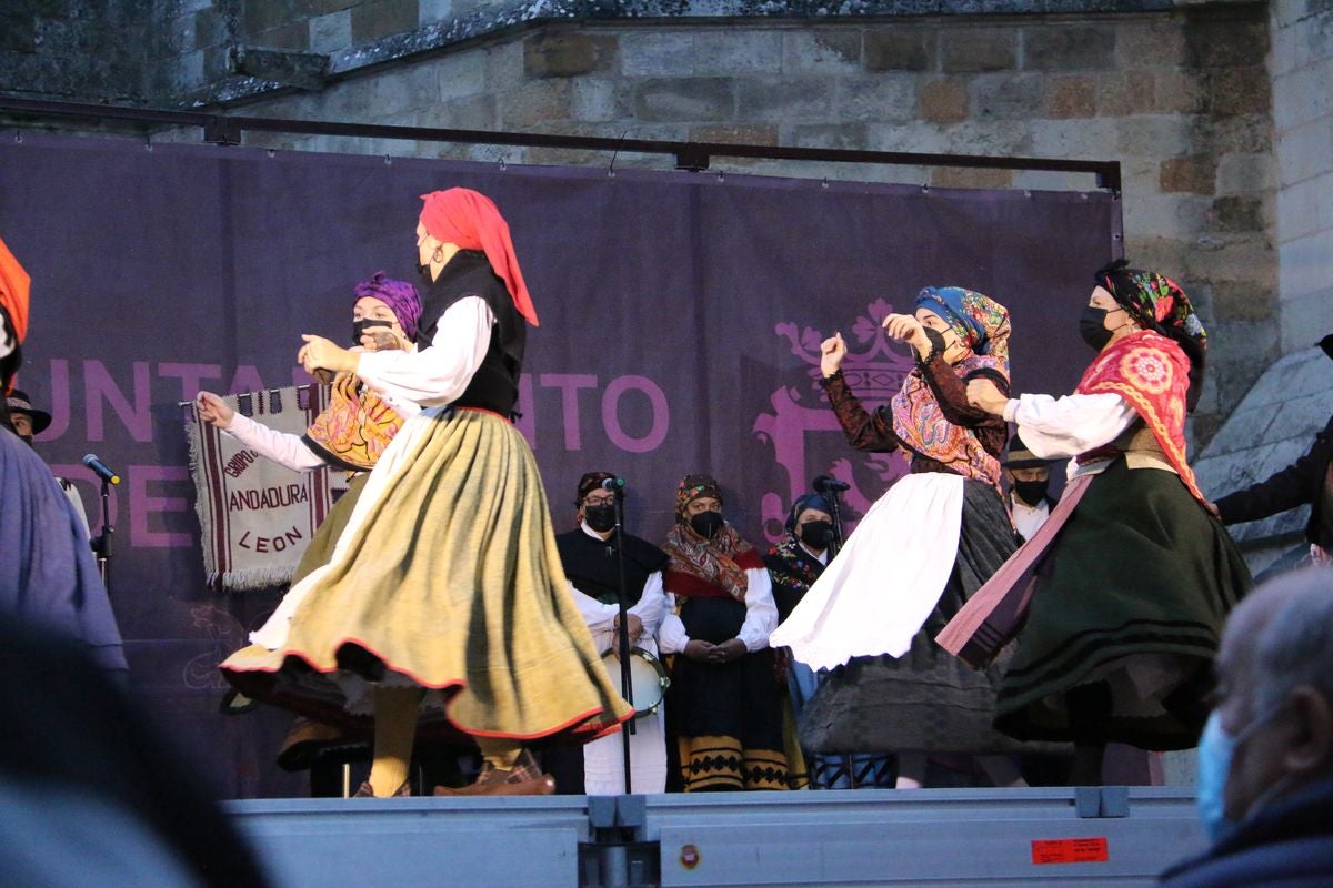 Los bailes tradicionales han vuelto a amenizar las fiestas de San Froilán con los grupos Agavica y Andadura a los pies de la Catedral de León.