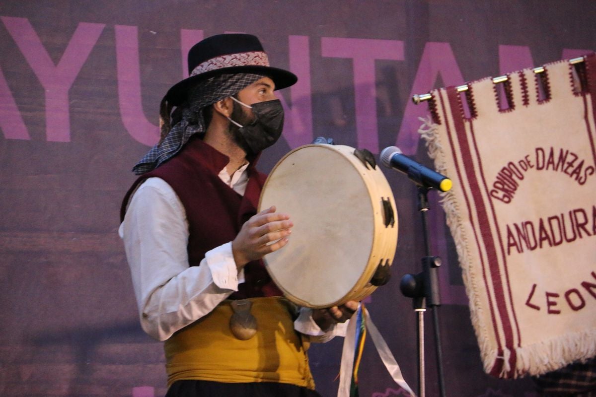 Los bailes tradicionales han vuelto a amenizar las fiestas de San Froilán con los grupos Agavica y Andadura a los pies de la Catedral de León.