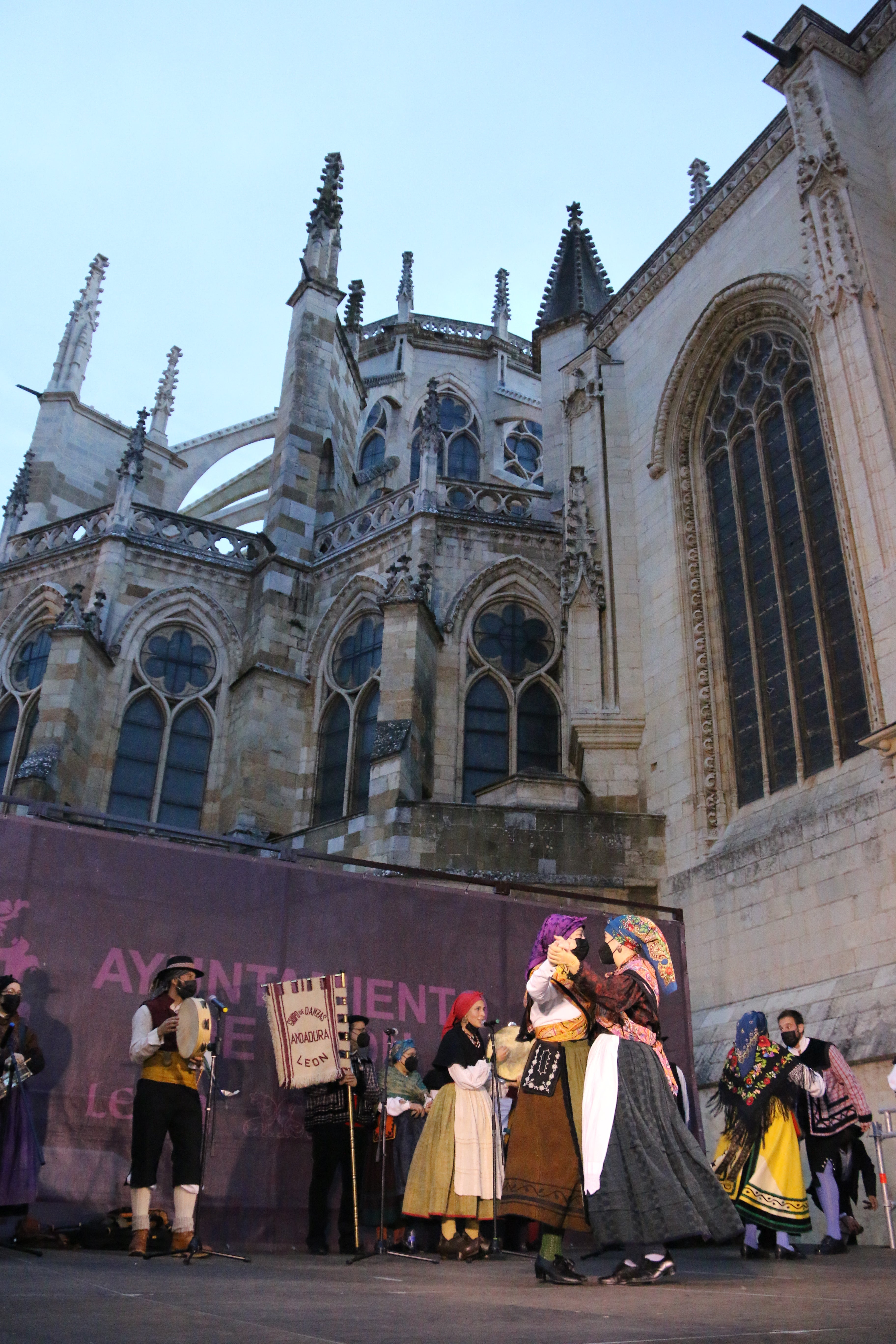 Los bailes tradicionales han vuelto a amenizar las fiestas de San Froilán con los grupos Agavica y Andadura a los pies de la Catedral de León.