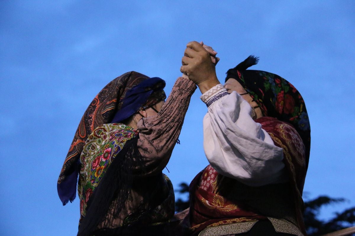 Los bailes tradicionales han vuelto a amenizar las fiestas de San Froilán con los grupos Agavica y Andadura a los pies de la Catedral de León.