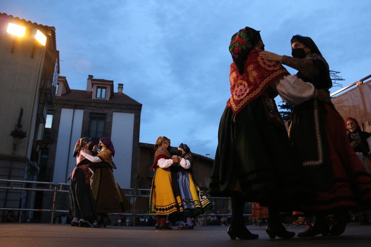 Los bailes tradicionales han vuelto a amenizar las fiestas de San Froilán con los grupos Agavica y Andadura a los pies de la Catedral de León.