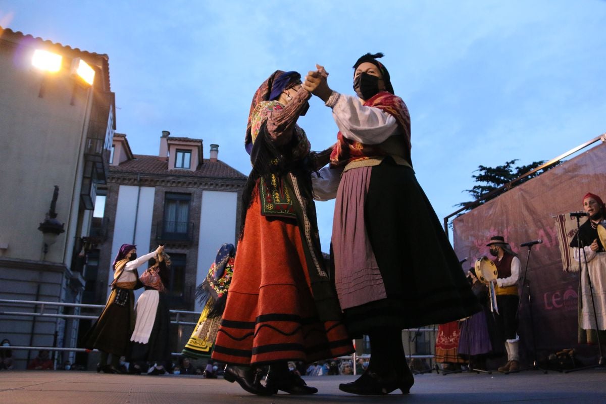 Los bailes tradicionales han vuelto a amenizar las fiestas de San Froilán con los grupos Agavica y Andadura a los pies de la Catedral de León.