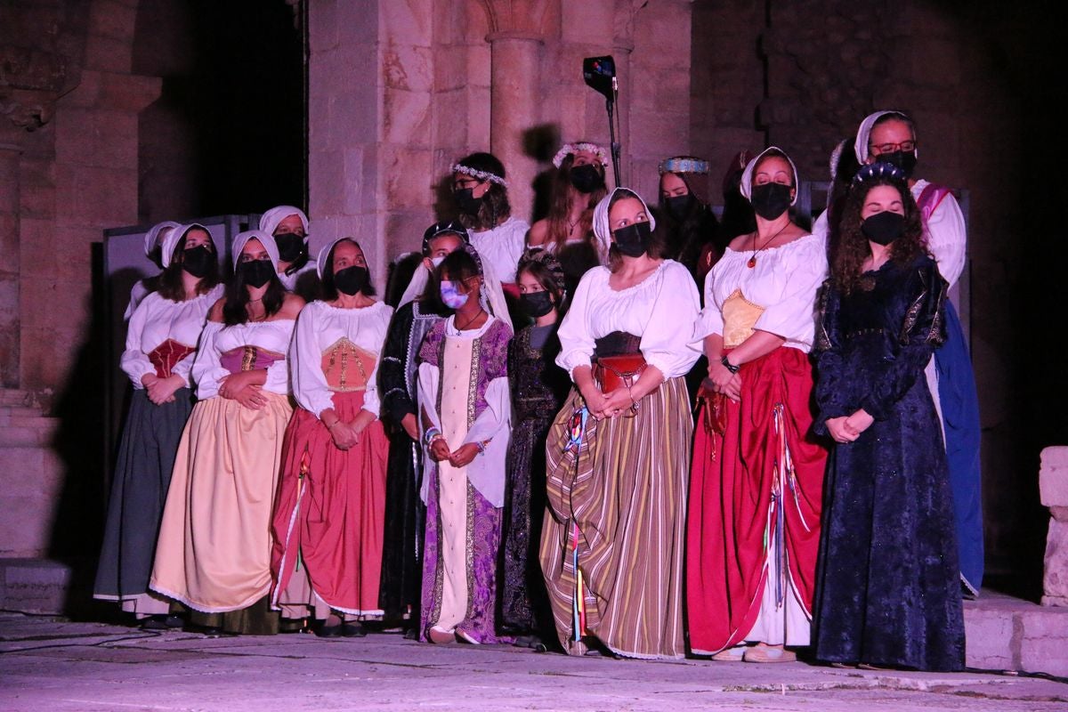 La representación del tributo de las 100 doncellas al representante del Emir de Córdoba es una tradición en las Fiestas de San Froilán.