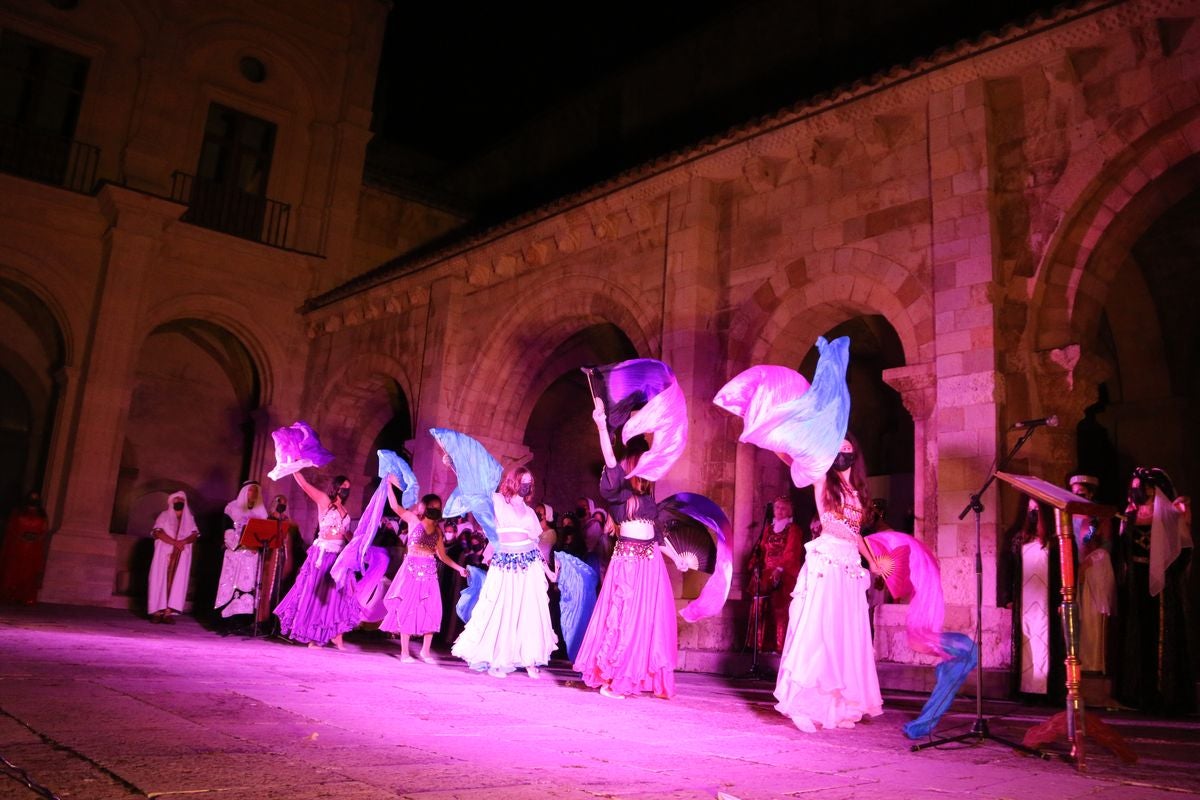 La representación del tributo de las 100 doncellas al representante del Emir de Córdoba es una tradición en las Fiestas de San Froilán.