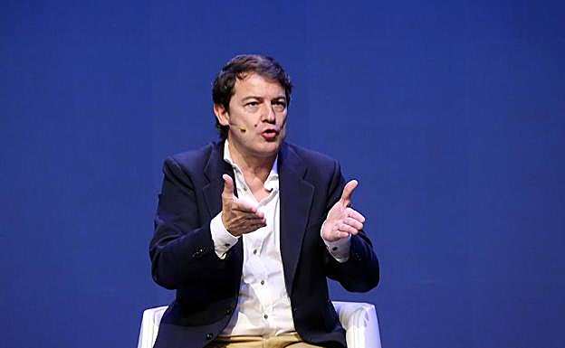 Mañueco afea al Gobierno «meter las narices» en la gestión del lobo en lugar de abordar la despoblación