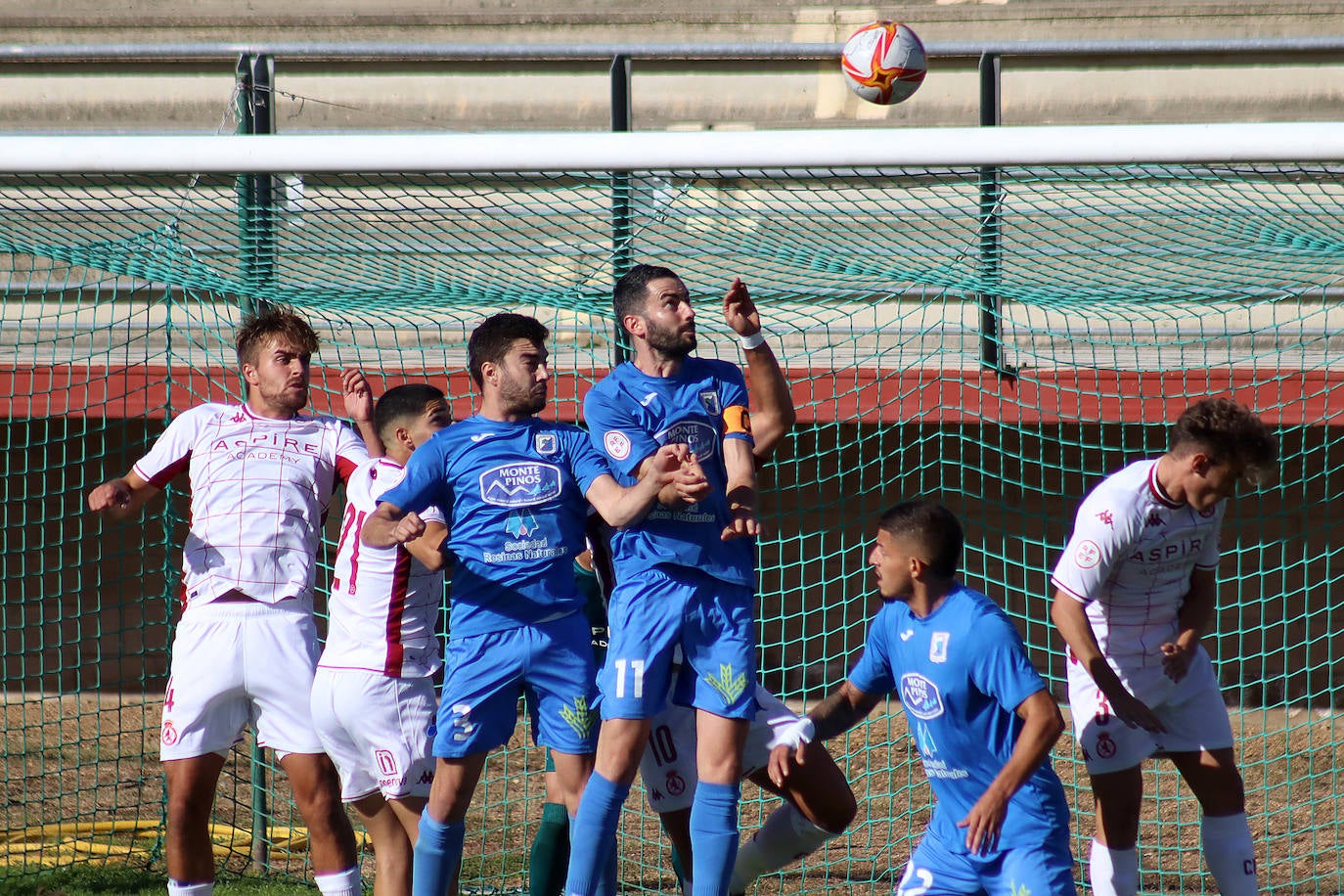 El conjunto leonés gana al Almazán (2-1) y suma su tercer triunfo consecutivo para colocarse líder