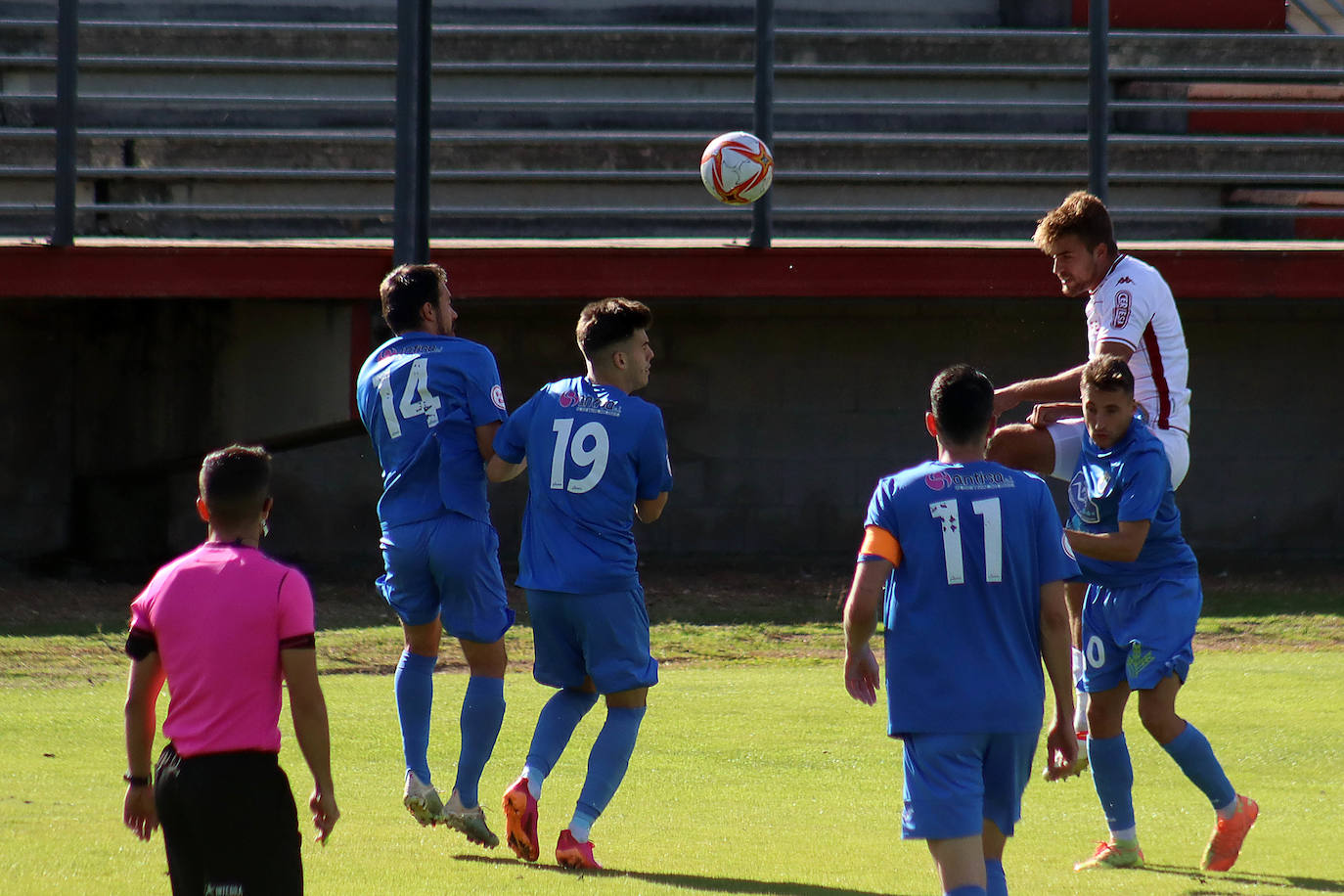 El conjunto leonés gana al Almazán (2-1) y suma su tercer triunfo consecutivo para colocarse líder