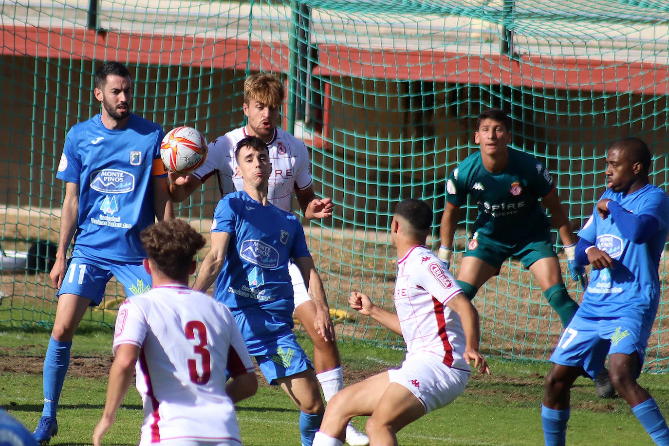 El conjunto leonés gana al Almazán (2-1) y suma su tercer triunfo consecutivo para colocarse líder