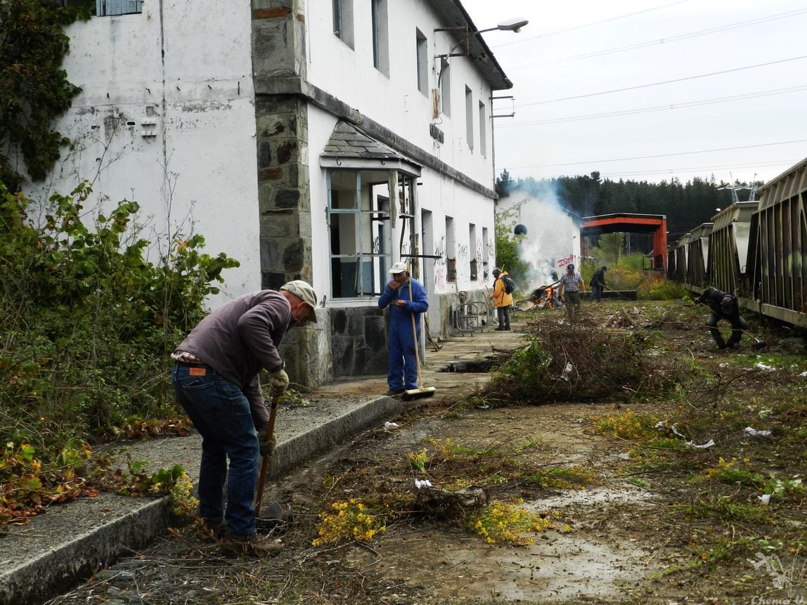 Promonumenta organiza una hacendera para desbrozar y adecuar la antigua estación ferroviaria de Cubillos del Sil.