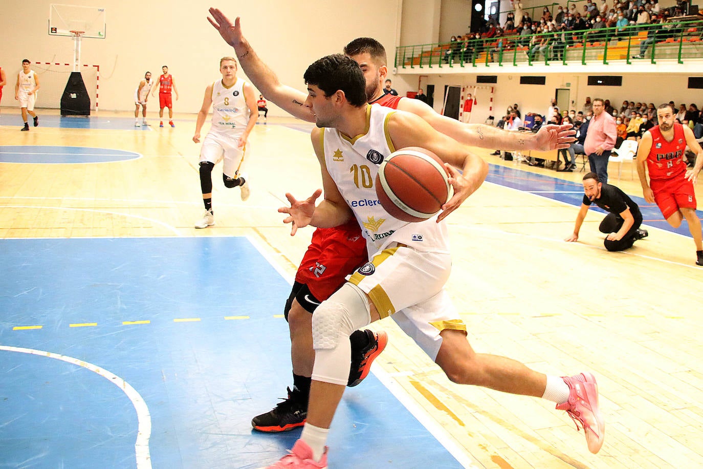 El conjunto leonés cayó por la mínima (81-82) ante un gran Porriño Baloncesto en el Pabellón de San Esteban.