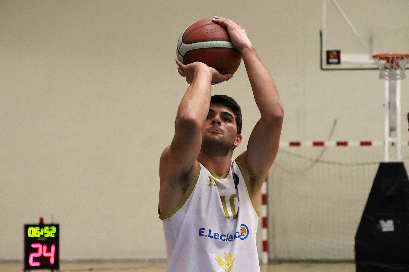 El conjunto leonés cayó por la mínima (81-82) ante un gran Porriño Baloncesto en el Pabellón de San Esteban.