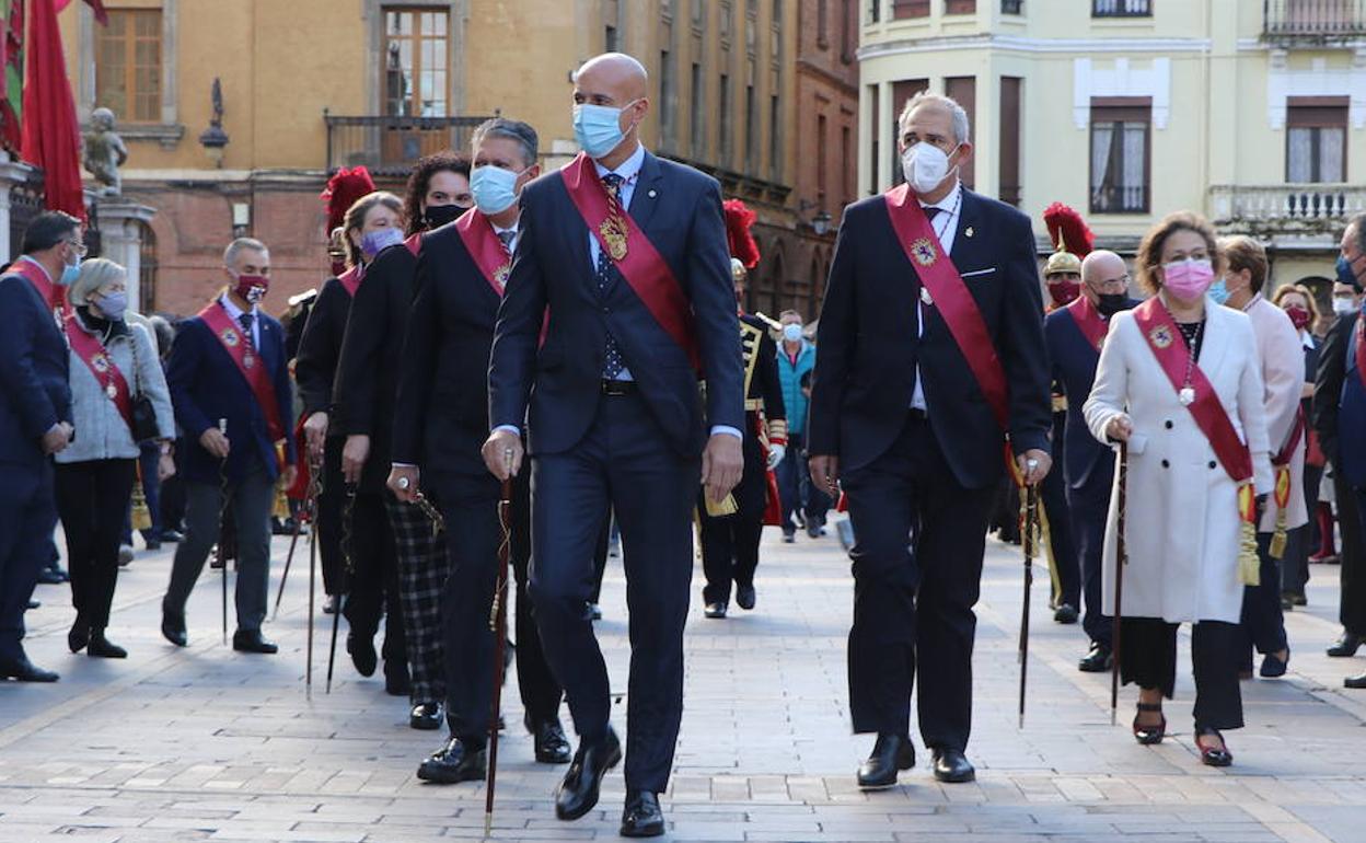 Parte de la corporación en el desfile hacia la Catedral. 