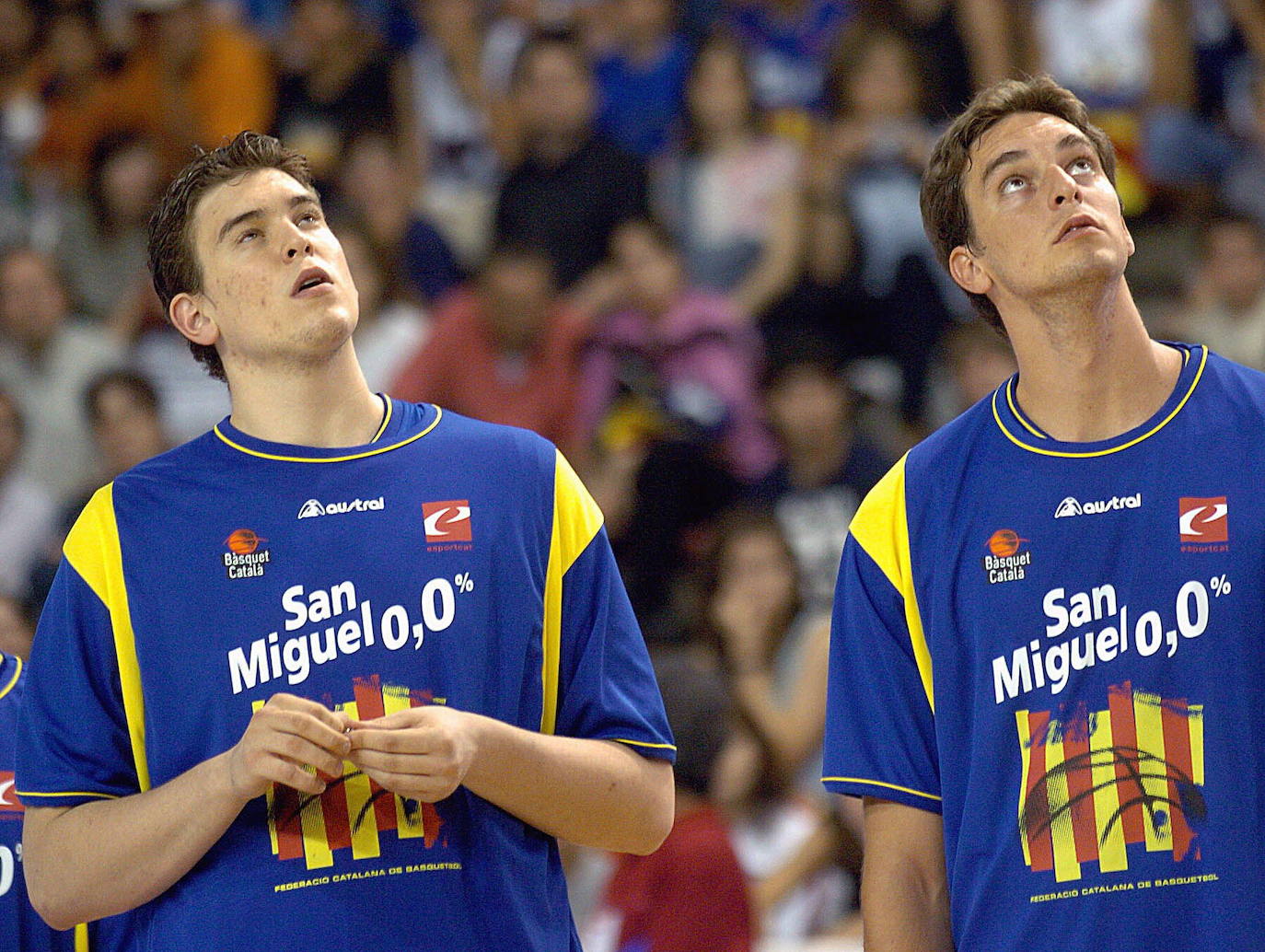 Los jugadores de la selección de Cataluña de baloncesto, los hermanos Marc y Pau Gasol, observan el marcador momentos antes de comenzar el partido entre las seleciones de Cataluña y Lituania en el Palau Blaugrana, en junio de 2004.