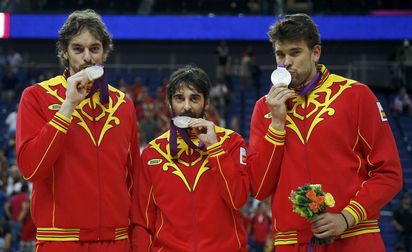 Pau Gasol, Juan Carlos Navarro y Marc Gasol posan con la medalla de plata conseguida en los Juegos Olímpicos de Londres 2012.