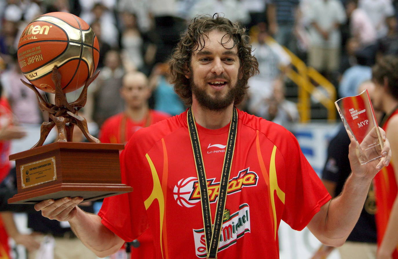 Pau Gasol sostiene el trofeo al mejor jugador al término de la final del Campeonato del Mundo de 2006, disputada en Saitama.