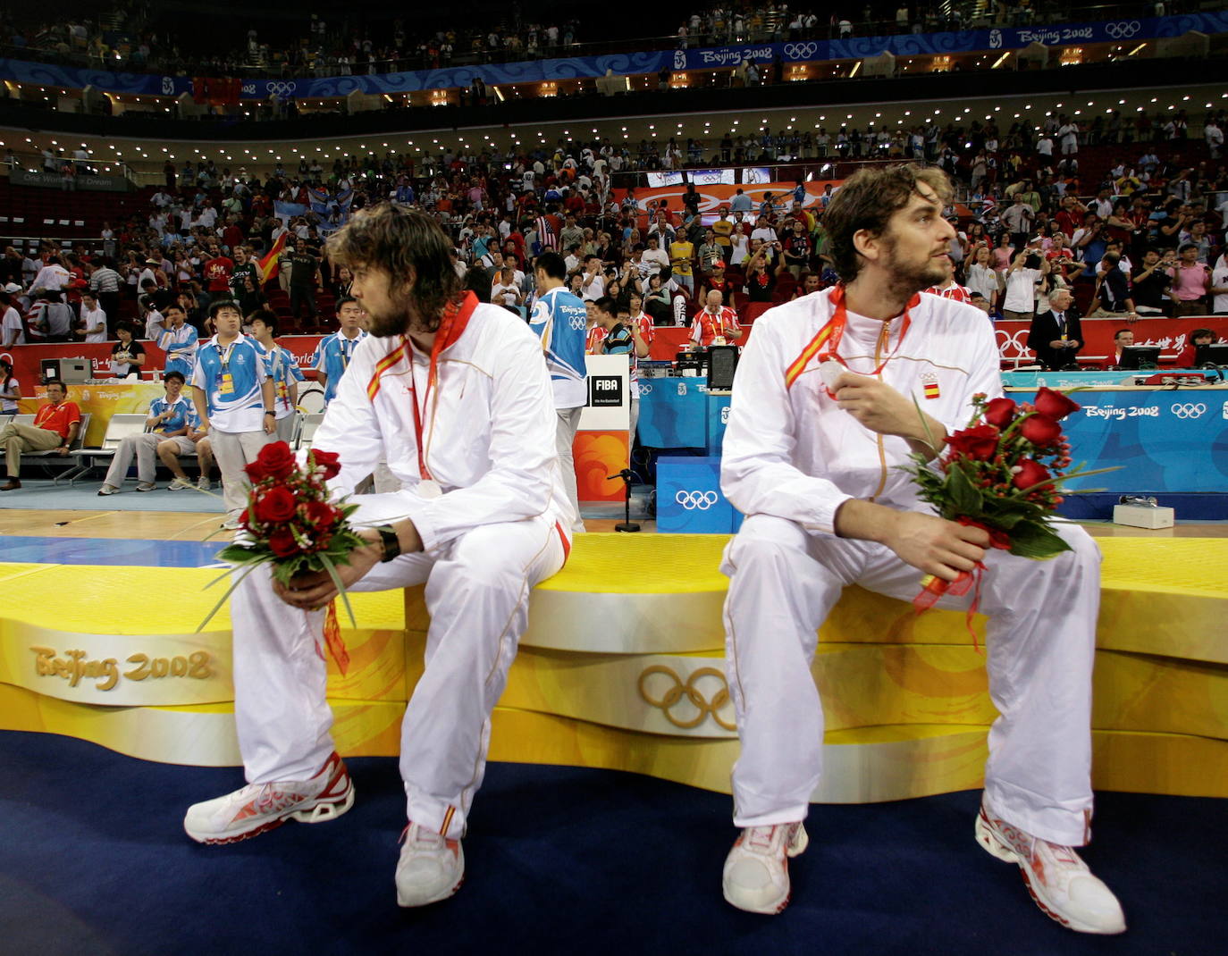 Pau Gasol y su hermano Marc, tras recibir la medalla de plata en los Juegos Olímpicos de Pekín 2008.