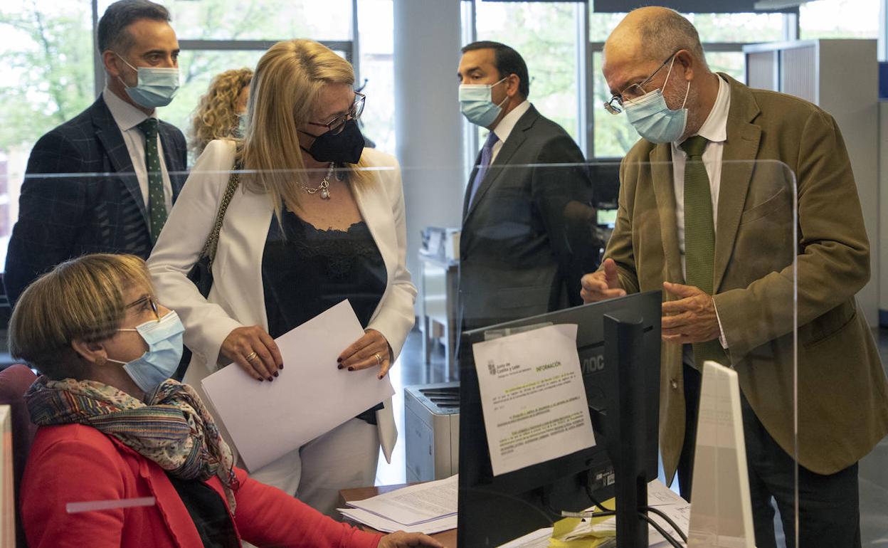 El vicepresidente, portavoz y consejero de Transparencia, Ordenación del Territorio y Acción Exterior, Francisco Igea, visita la Oficina de Asistencia en materia de Registro