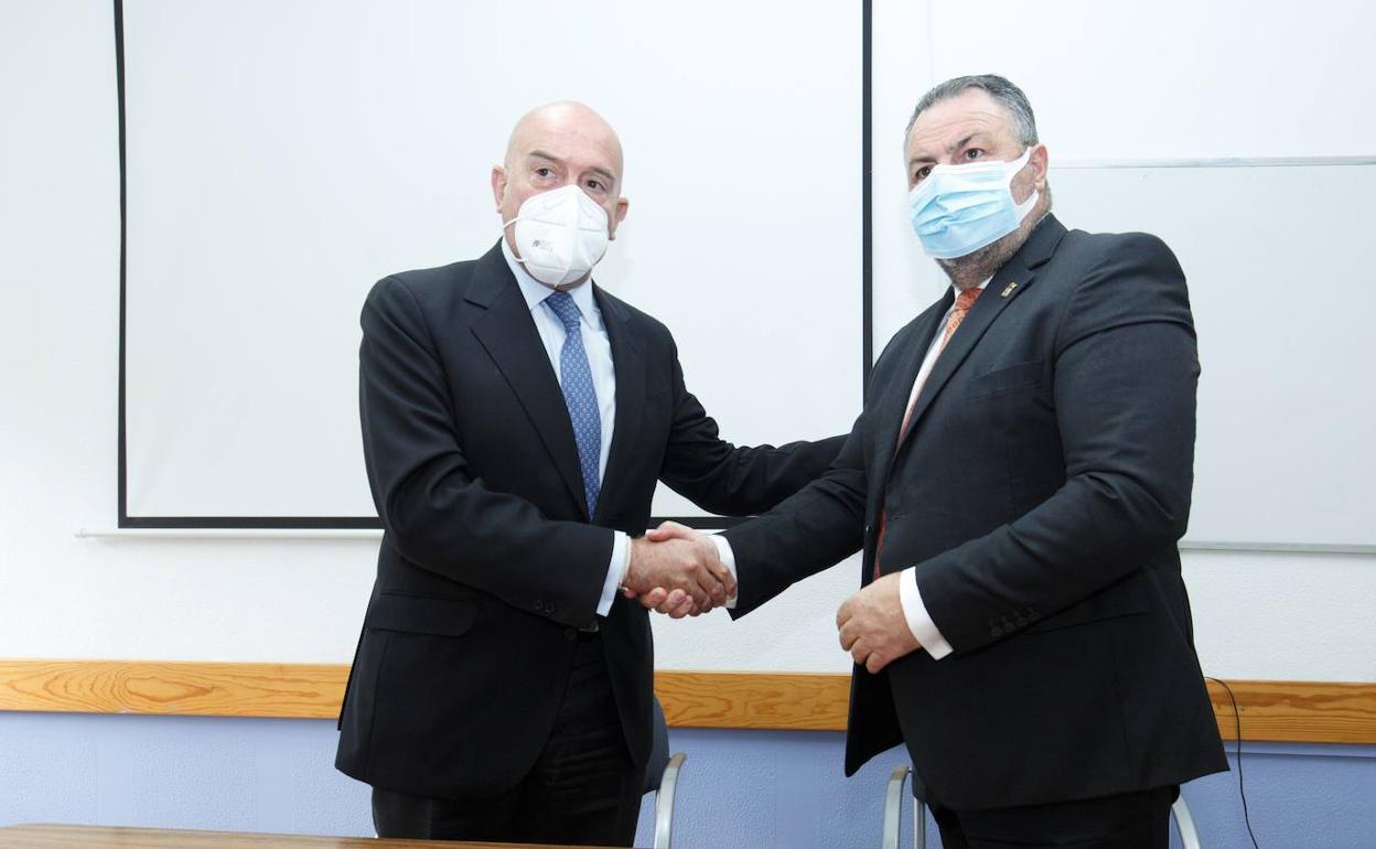 Jesús Julio Carnero y Eduardo Morán en la firma del convenio. 