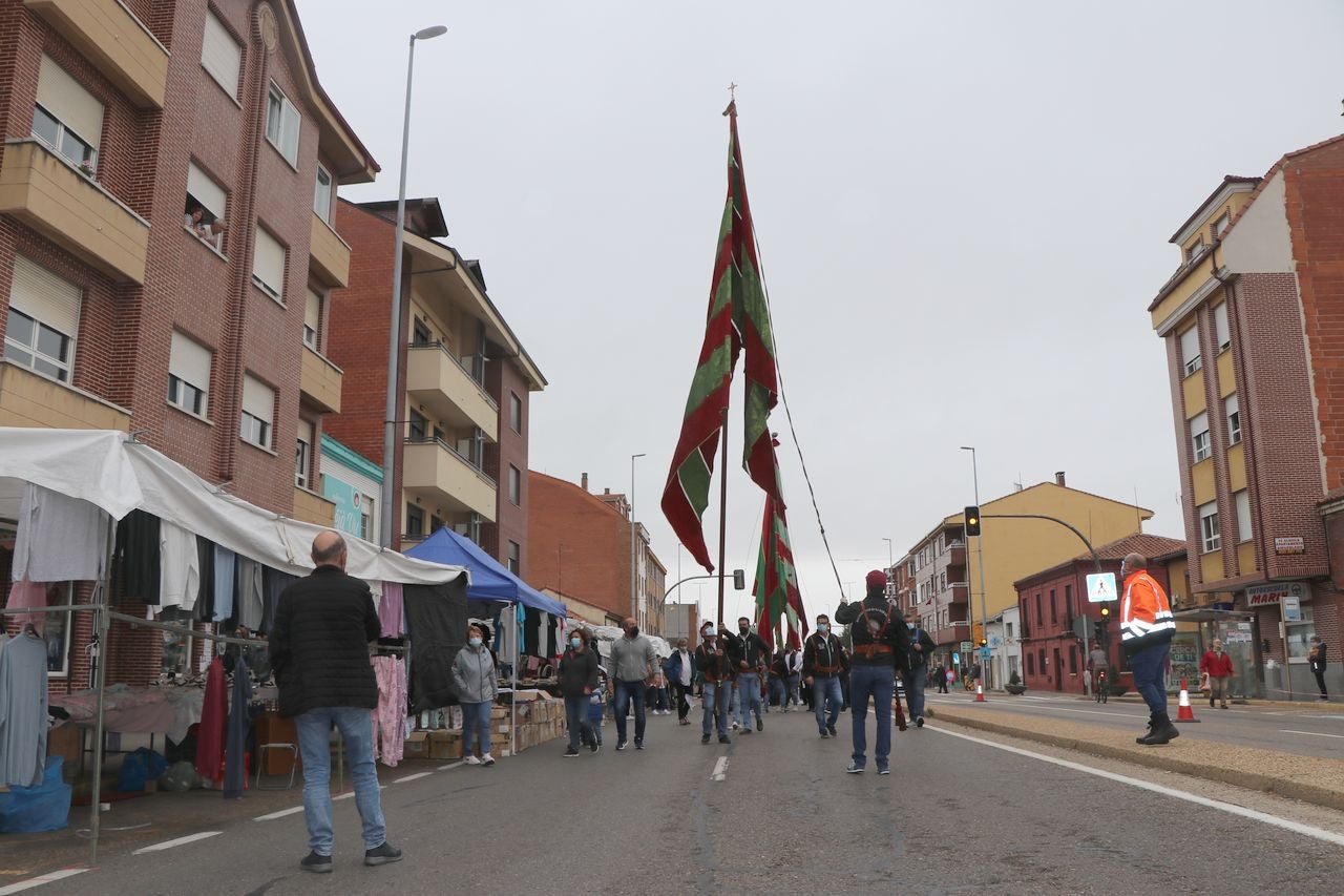 La romería se ha reanudado en este año tras un parón en 2020 por la pandemia con el ambiente festivo, el folclore y el colorido como protagonistas