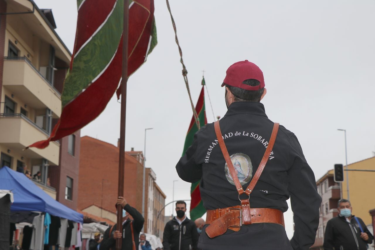 La romería se ha reanudado en este año tras un parón en 2020 por la pandemia con el ambiente festivo, el folclore y el colorido como protagonistas