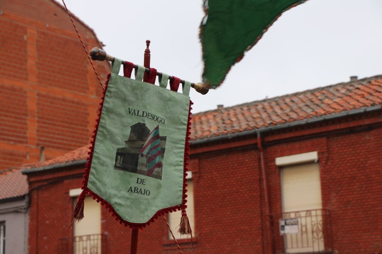 La romería se ha reanudado en este año tras un parón en 2020 por la pandemia con el ambiente festivo, el folclore y el colorido como protagonistas