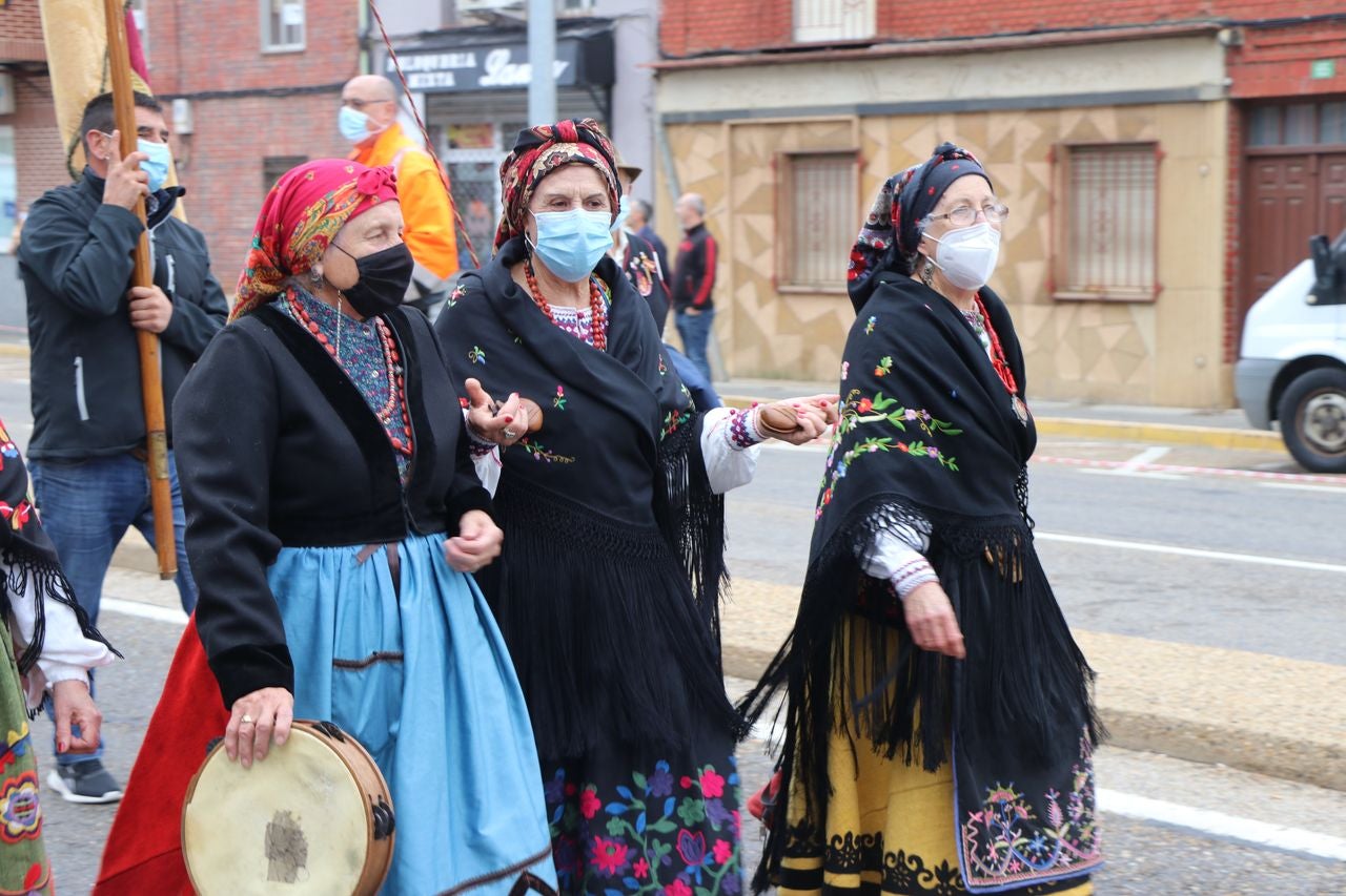 La romería se ha reanudado en este año tras un parón en 2020 por la pandemia con el ambiente festivo, el folclore y el colorido como protagonistas