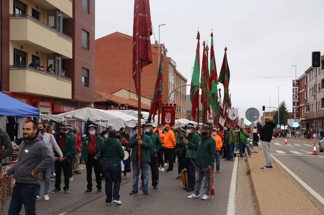 La romería se ha reanudado en este año tras un parón en 2020 por la pandemia con el ambiente festivo, el folclore y el colorido como protagonistas