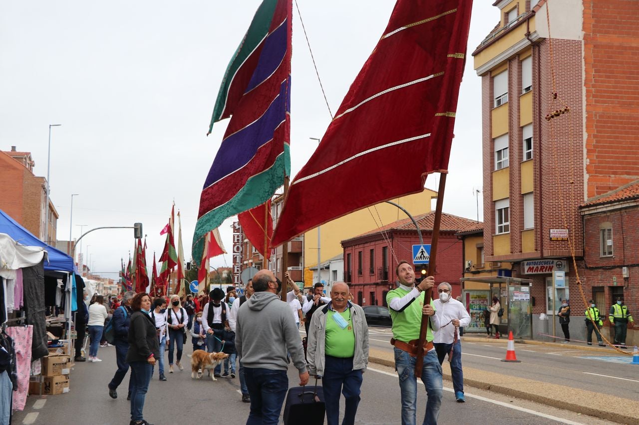 La romería se ha reanudado en este año tras un parón en 2020 por la pandemia con el ambiente festivo, el folclore y el colorido como protagonistas