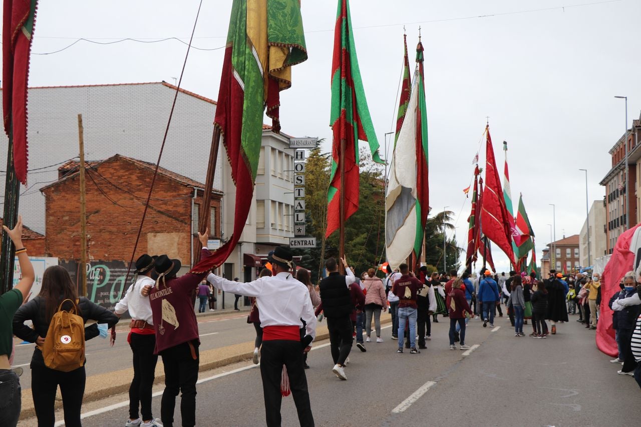 La romería se ha reanudado en este año tras un parón en 2020 por la pandemia con el ambiente festivo, el folclore y el colorido como protagonistas