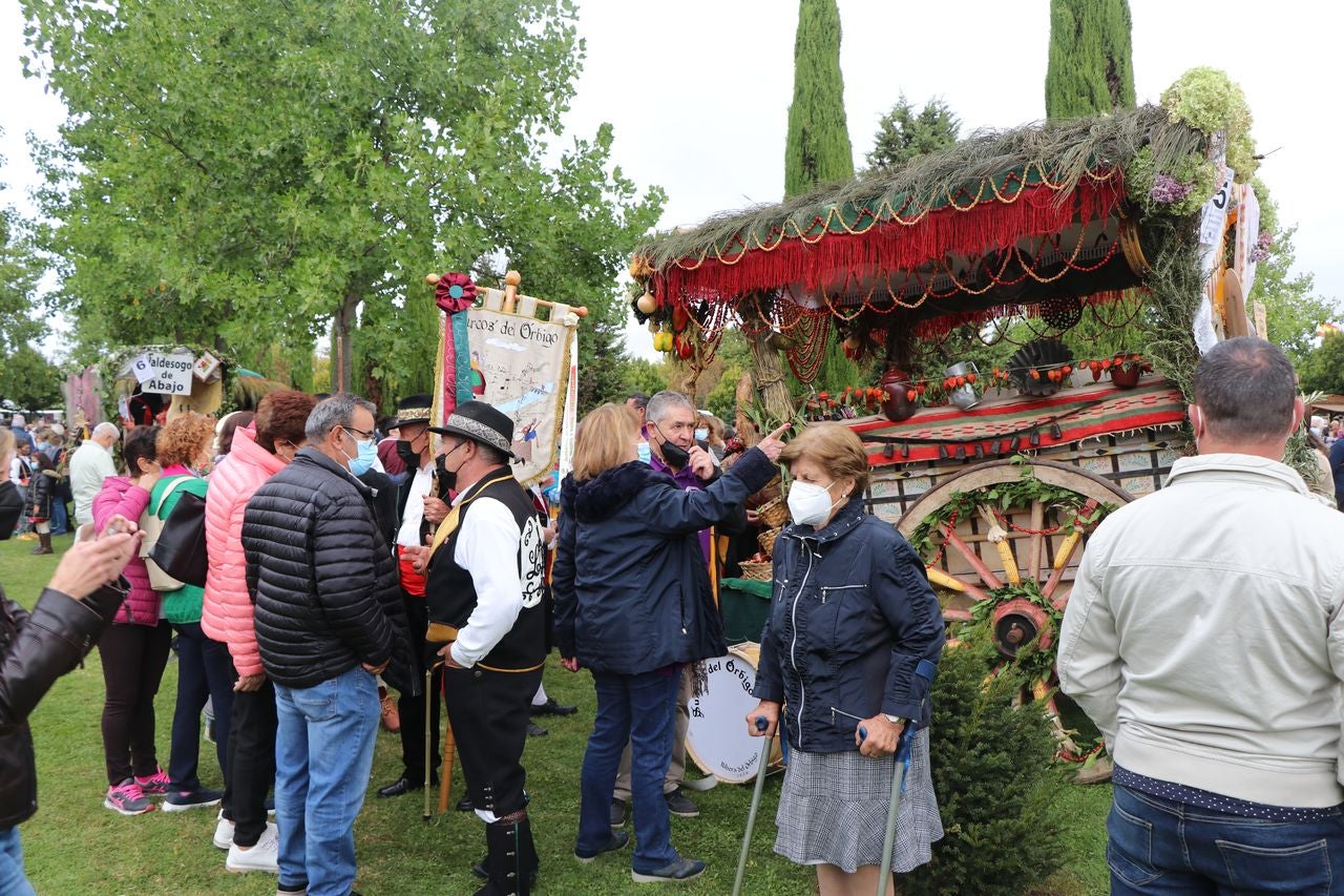 La romería se ha reanudado en este año tras un parón en 2020 por la pandemia con el ambiente festivo, el folclore y el colorido como protagonistas