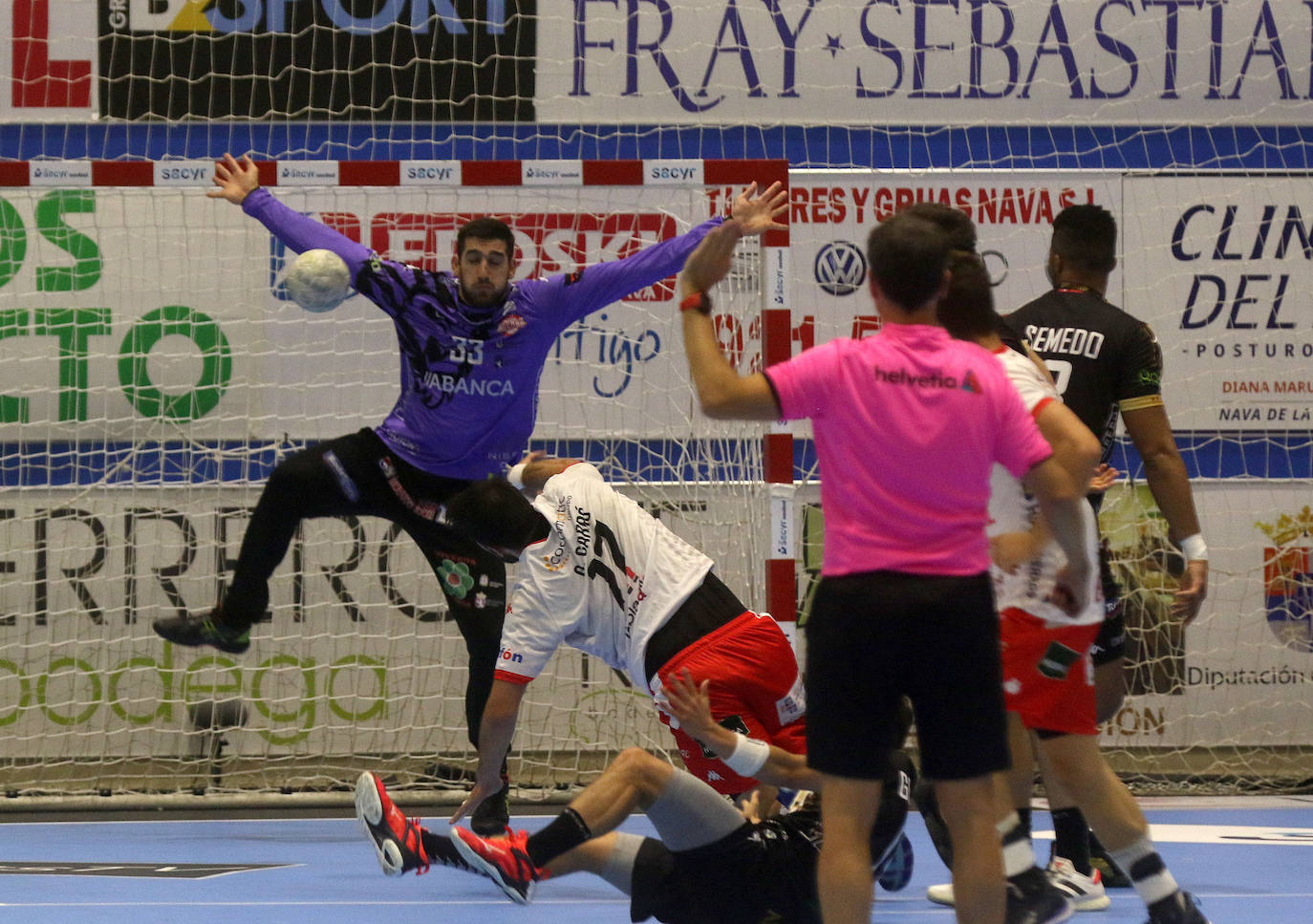 El conjunto marista sufre su tercera derrota consecutiva en Liga Sacyr Asobal, siendo superado totalmente por BM Nava