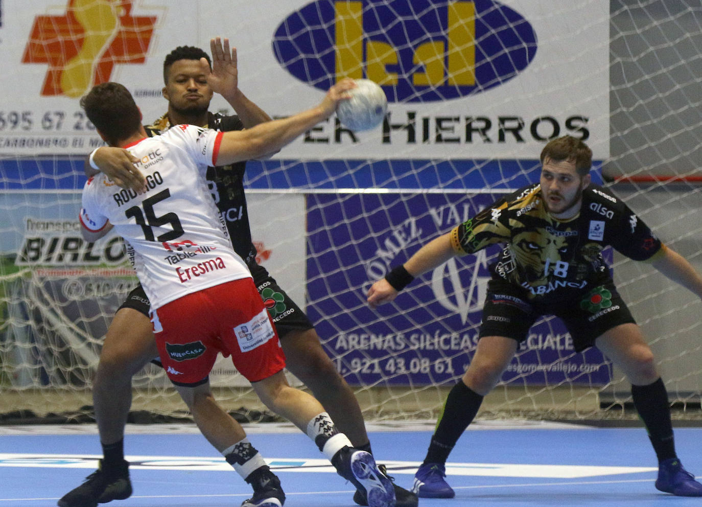 El conjunto marista sufre su tercera derrota consecutiva en Liga Sacyr Asobal, siendo superado totalmente por BM Nava