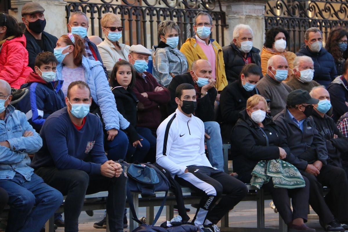 El tradicional corro de lucha de San Froilán vuelve a congregar a los aluches a los pies de la Pulchra Leonina.