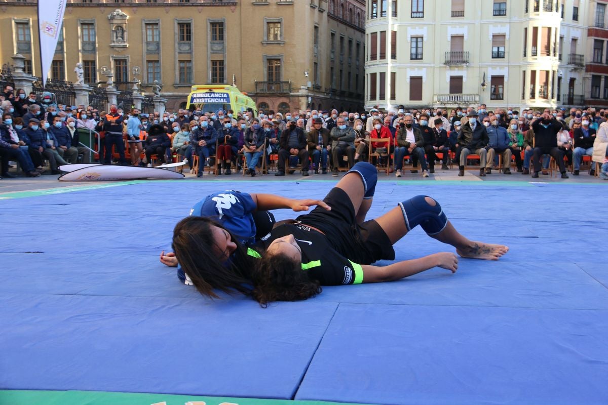 El tradicional corro de lucha de San Froilán vuelve a congregar a los aluches a los pies de la Pulchra Leonina.