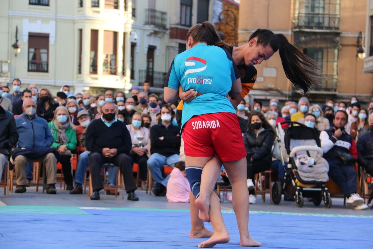 El tradicional corro de lucha de San Froilán vuelve a congregar a los aluches a los pies de la Pulchra Leonina.