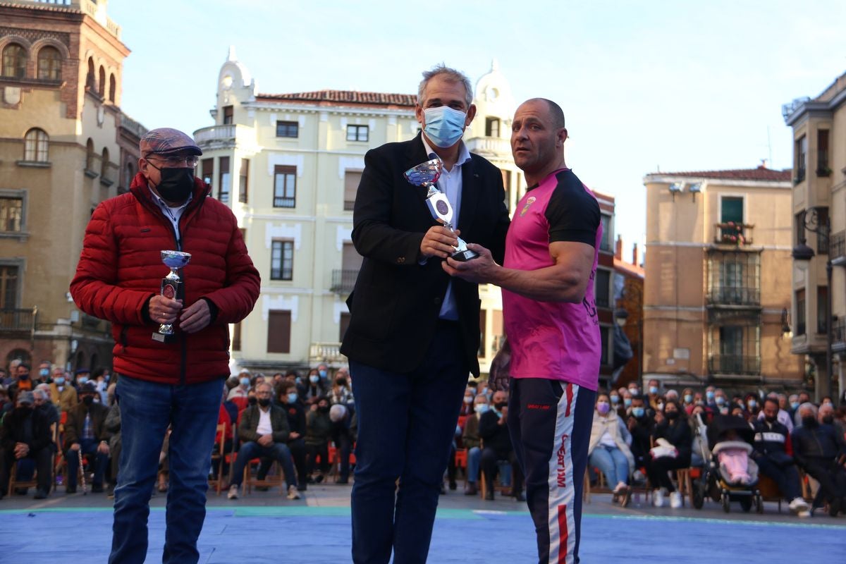 El tradicional corro de lucha de San Froilán vuelve a congregar a los aluches a los pies de la Pulchra Leonina.