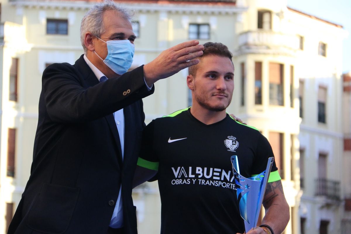 El tradicional corro de lucha de San Froilán vuelve a congregar a los aluches a los pies de la Pulchra Leonina.