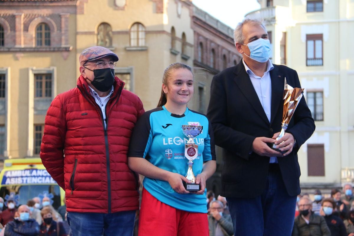 El tradicional corro de lucha de San Froilán vuelve a congregar a los aluches a los pies de la Pulchra Leonina.