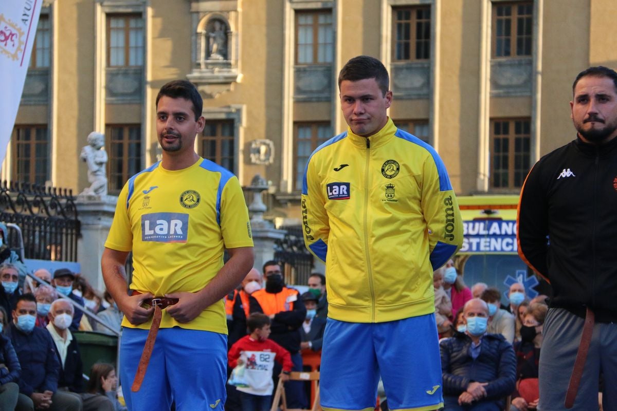 El tradicional corro de lucha de San Froilán vuelve a congregar a los aluches a los pies de la Pulchra Leonina.