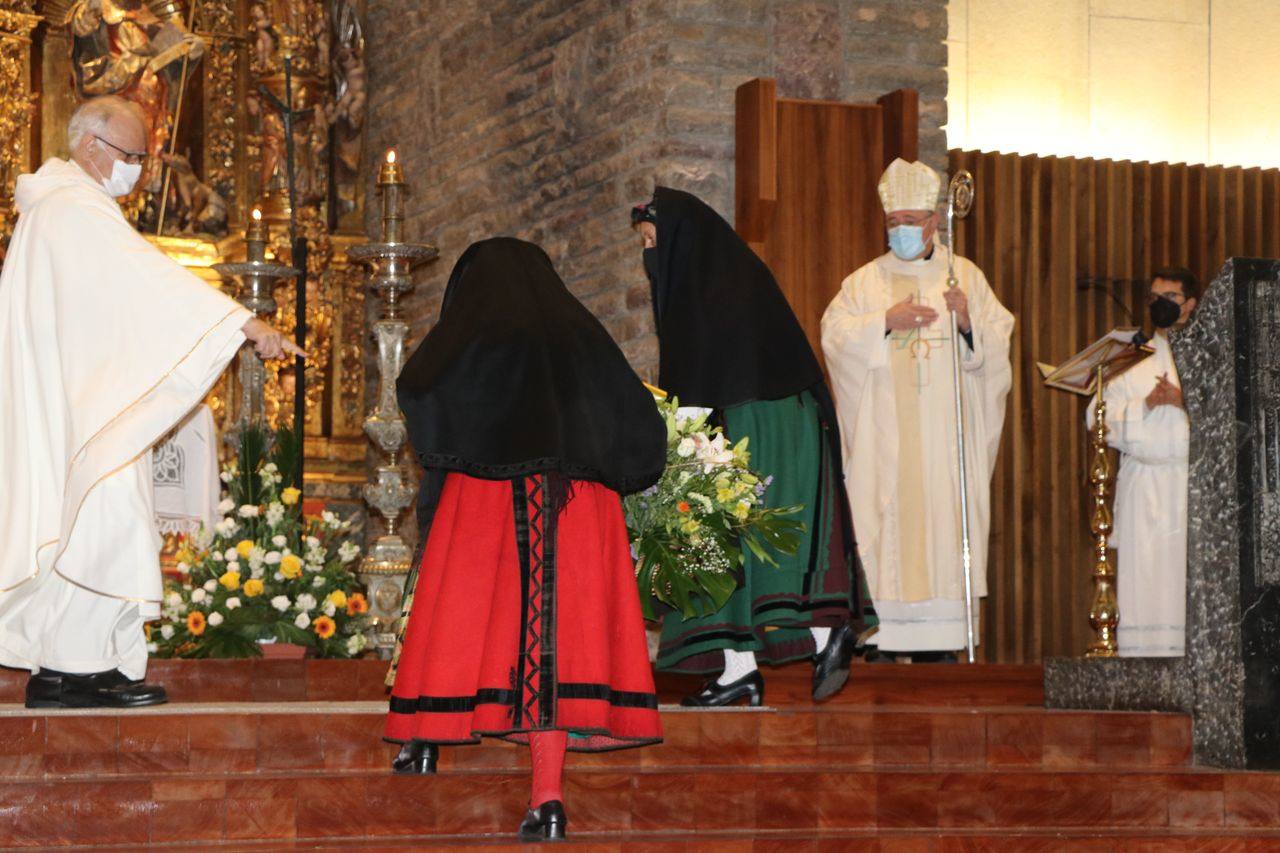 Fotos: Peticiones a San Froilán, acompañadas de ofrendas