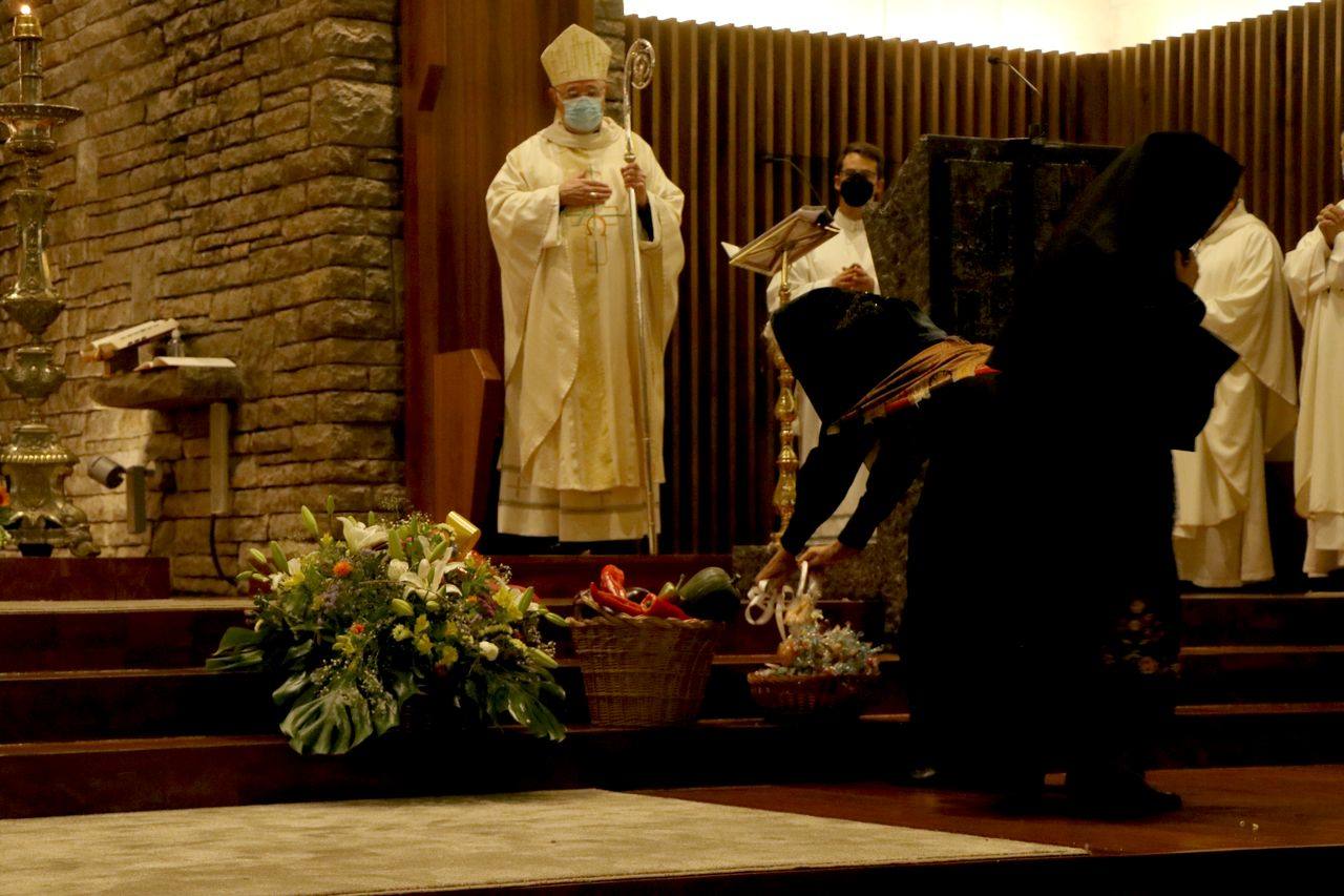 Fotos: Peticiones a San Froilán, acompañadas de ofrendas