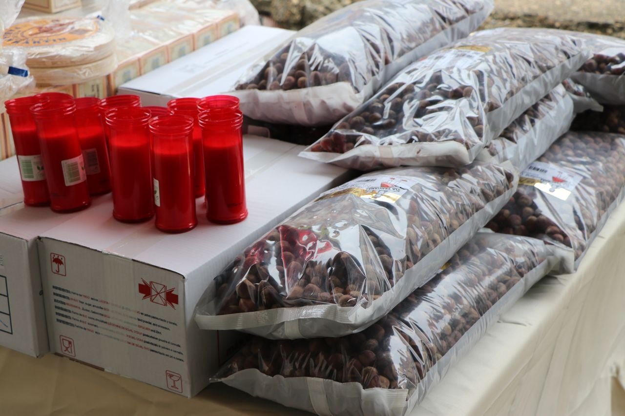 La tradición de los 'perdones', las típicas avellanas de las fiestas de San Froilán, siguen siendo una de las costumbres más arraigadas en esta época del año