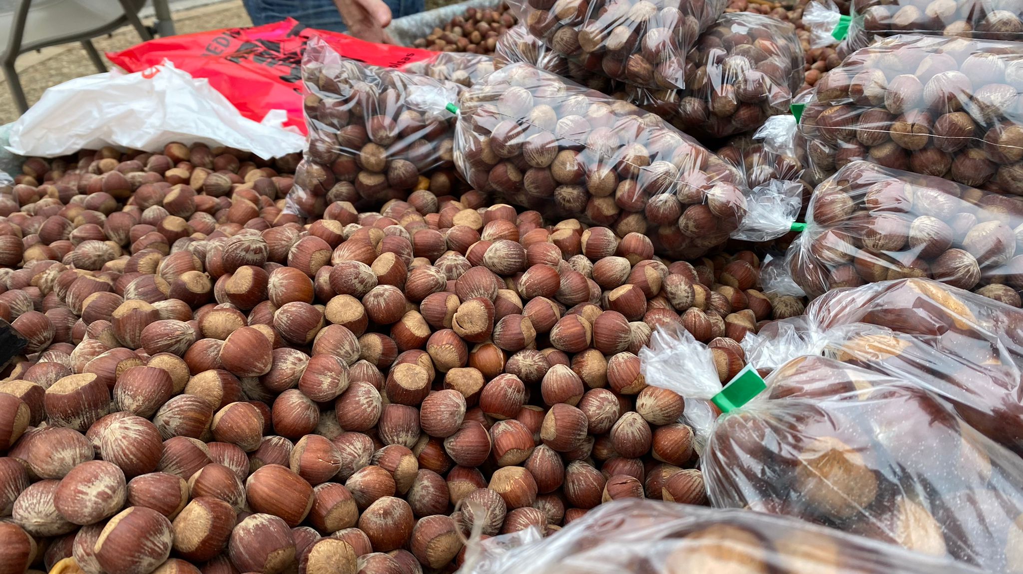 La tradición de los 'perdones', las típicas avellanas de las fiestas de San Froilán, siguen siendo una de las costumbres más arraigadas en esta época del año