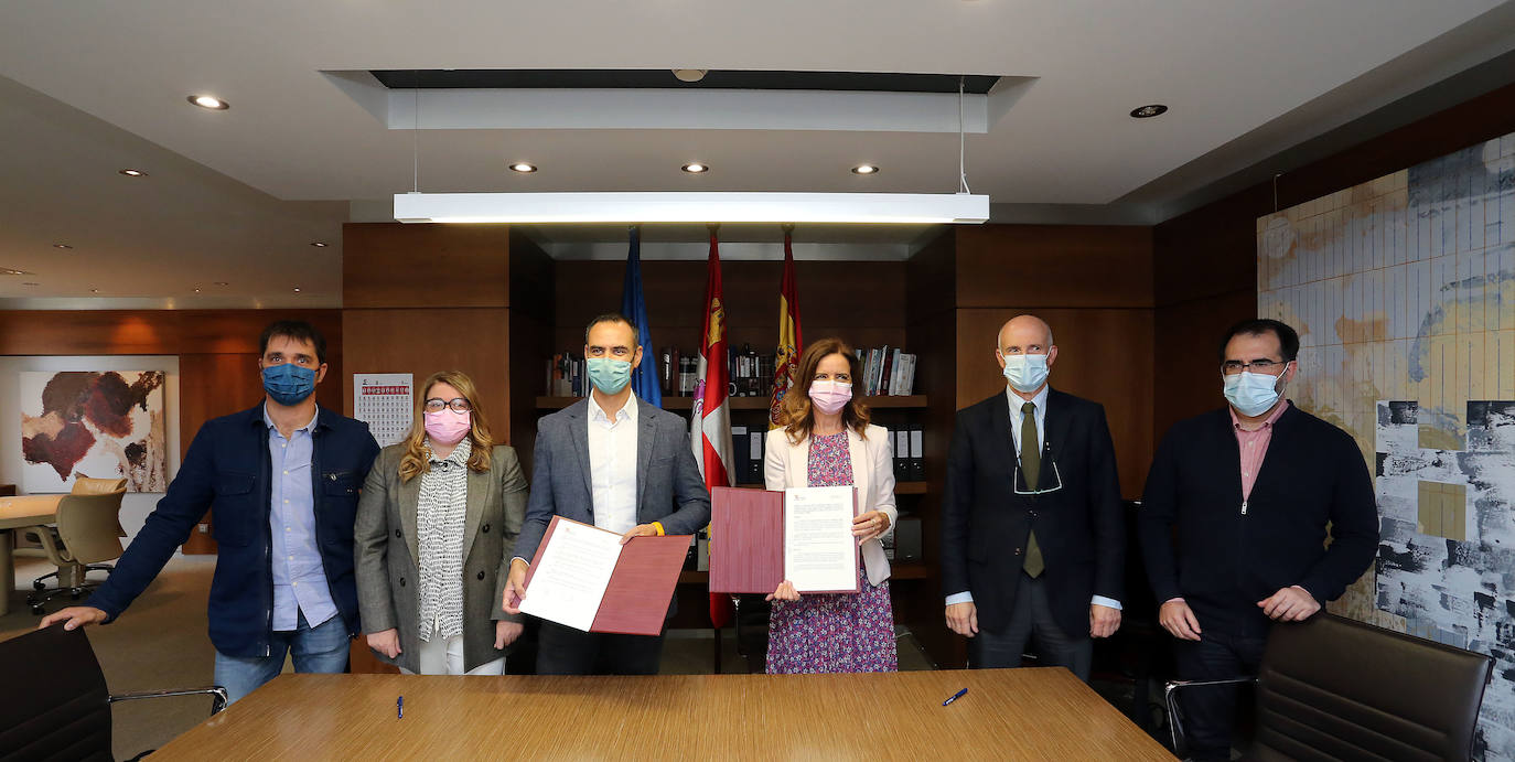 La consejera de Empleo e Industria firma el protocolo de colaboración con la Asociación para el Desarrollo del Textil de Castilla y León.