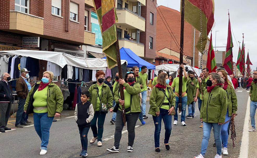 Pendones al viento en su peregrinar hacia La Virgen del Camino. 