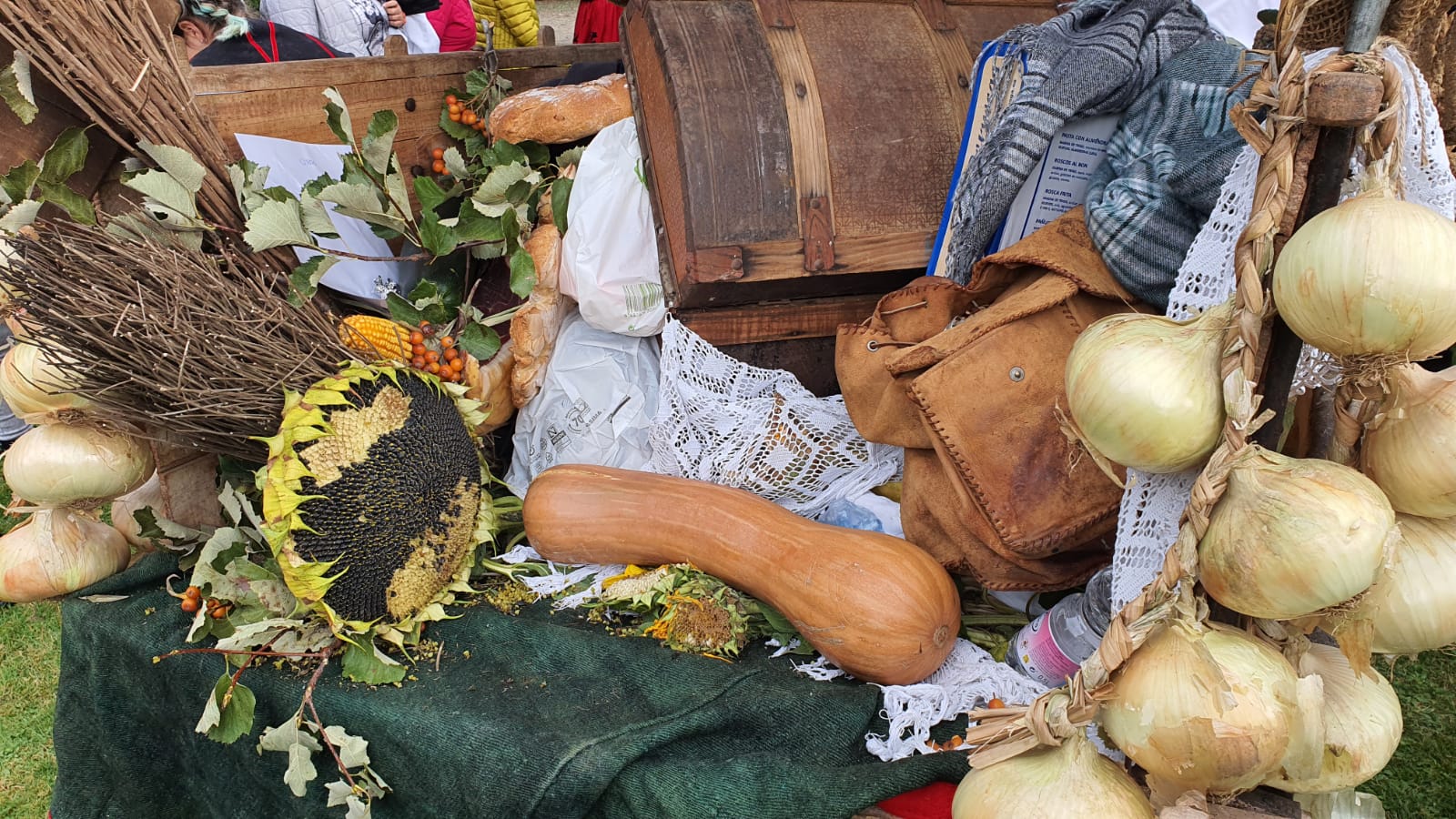 La romería se ha reanudado en este año tras un parón en 2020 por la pandemia con el ambiente festivo, el folclore y el colorido como protagonistas