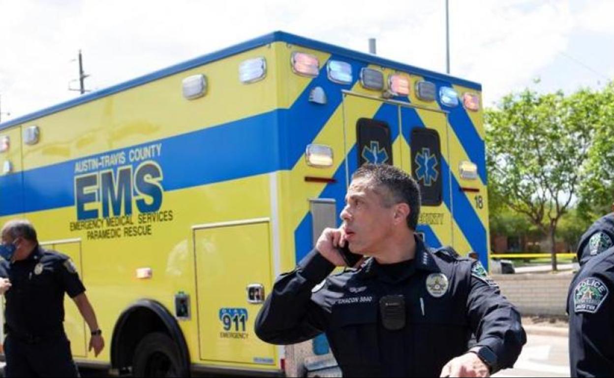 La Policía y los servicios de emergencia se han desplazado al lugar de los hechos. 