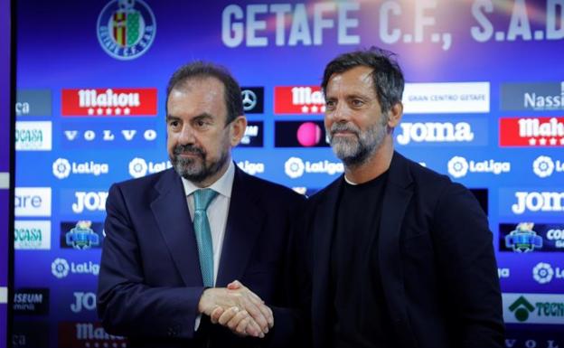 Quique Sánchez Flores (d) y el presidente del Getafe, Ángel Torres. 