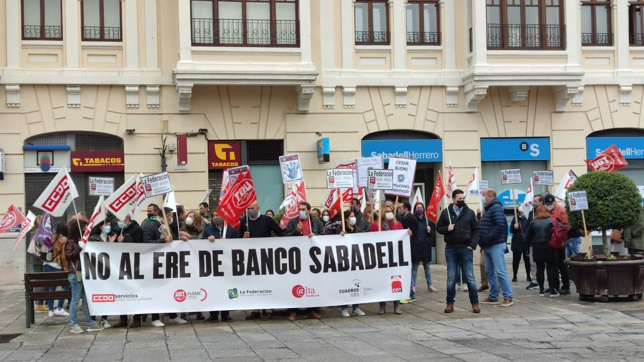 El ERE pone en riesgo la continuidad de 21 trabajadores y plantea el cierre de 11 sucursales repartidas por la provincia de León, con dos de las afectadas en la capital y el resto en otro municipios. 