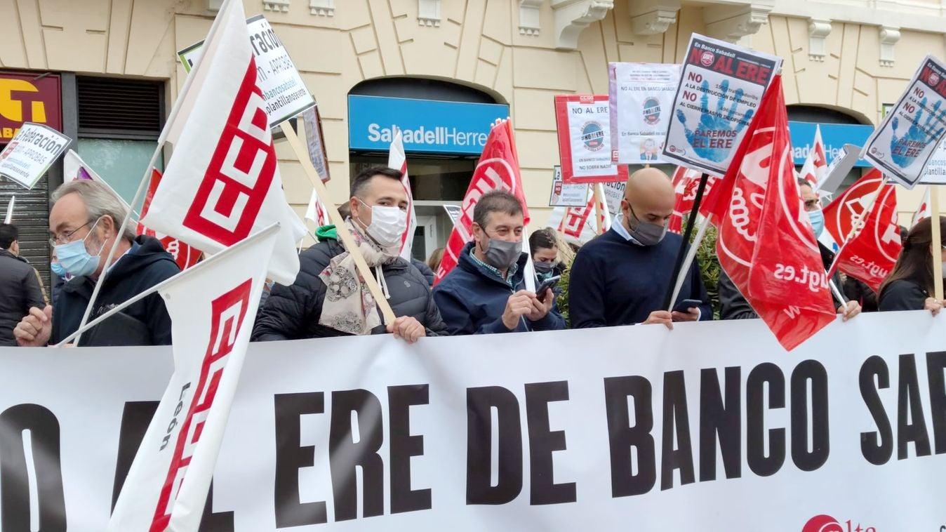 El ERE pone en riesgo la continuidad de 21 trabajadores y plantea el cierre de 11 sucursales repartidas por la provincia de León, con dos de las afectadas en la capital y el resto en otro municipios. 